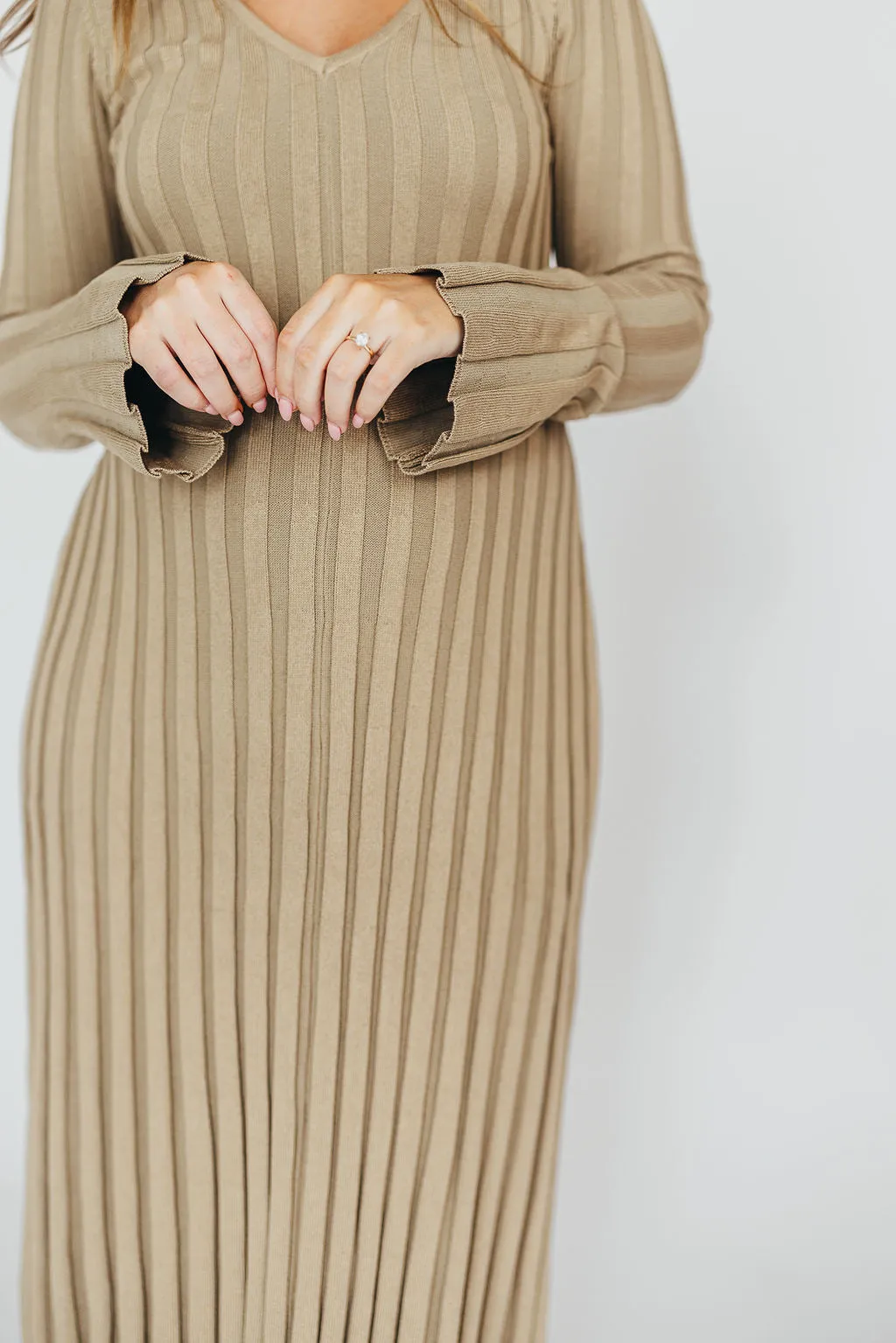 Hadley Long Sleeve V-Neck Knit Maxi Dress in Dune